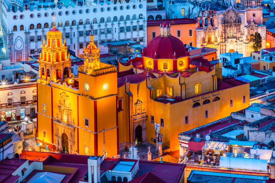 La Basílica Colegiata de Nuestra Señora de Guanajuato illuminata al tramonto.