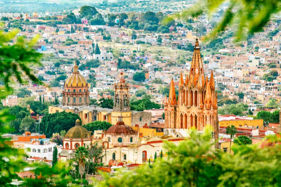 Panoramica di San Miguel de Allende con le sue cupole e le guglie rosa della parrocchia.