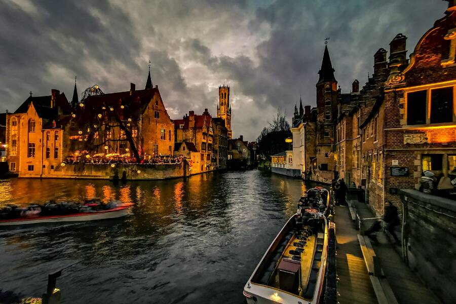 Bruges di notte con atmosfera gotica