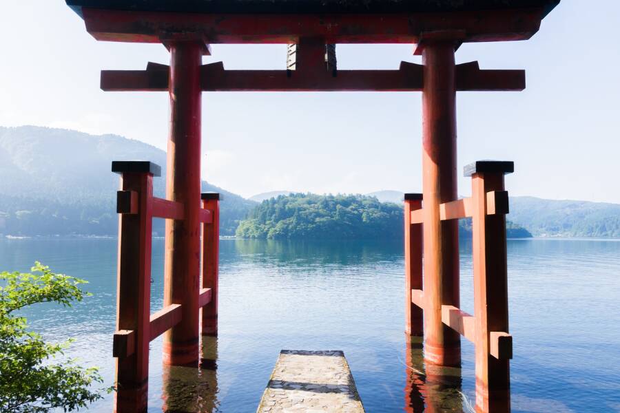 Il Santuario di Hakone sul Lago Ashi