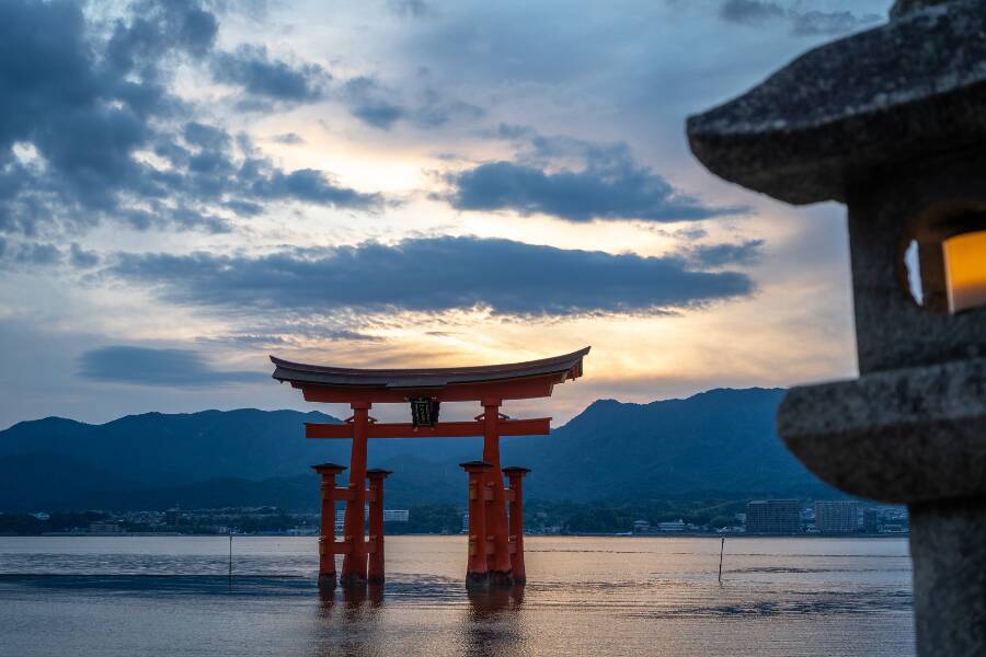 Panorama suggestivo di Miyajima con il tradizionale torii rosso immerso nel mare