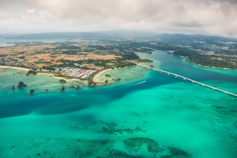Okinawa, in Giappone, con il ponte Kouri